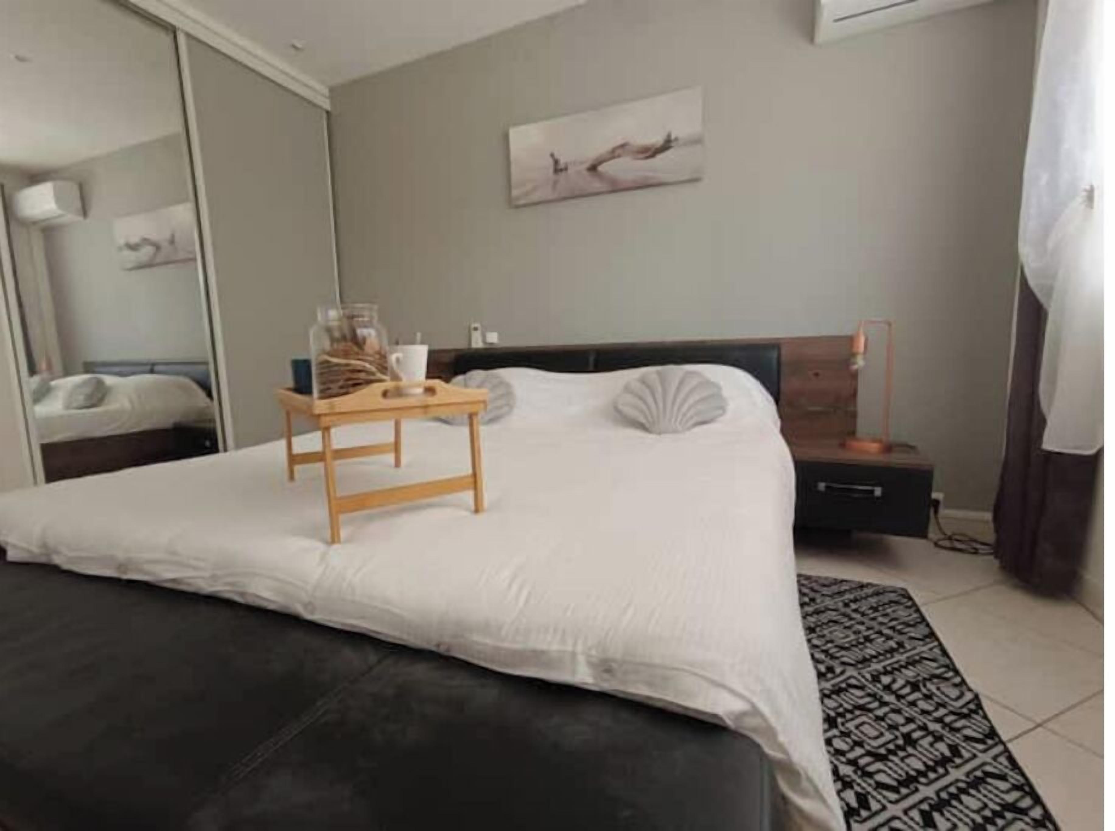 1 dormitori, planxa i posts de planxar i un bressol de viatge 