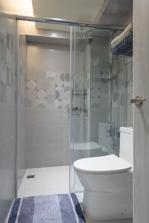 A modern bathroom with a glass-enclosed shower, a white toilet, and patterned tiles. - H&K 4/2 Taipei 101 Local Hideaway Wuxing St. Vibe Home away from Home (Taipei City)