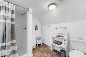 A bathroom with a shower, toilet, and sink. - Cozy studio with WiFi and AC in amazing Wichita (Wichita)