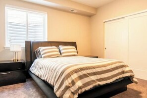 5 bedrooms, iron/ironing board, WiFi, bed sheets