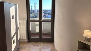 2 makuuhuonetta, silitysrauta/-lauta, vuodevaatteet