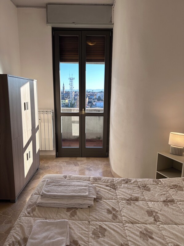 2 makuuhuonetta, silitysrauta/-lauta, vuodevaatteet