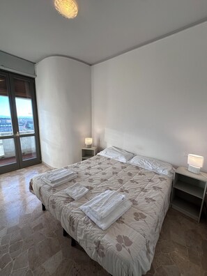 2 bedrooms, iron/ironing board, bed sheets