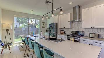 House, Berbilang Katil, Patio, Garden View (East Austin Serenity) | Dapur peribadi | Peti sejuk, ketuhar gelombang mikro, ketuhar, dapur