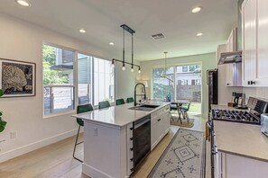 Maison, plusieurs lits, patio, vue jardin (East Austin Serenity) | Cuisine privée | Réfrigérateur, micro-ondes, four, plaque de cuisson