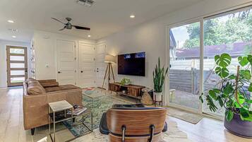 House, Berbilang Katil, Patio, Garden View (East Austin Serenity) | Ruang tamu | 50 inci televisyen skrin rata dengan digital