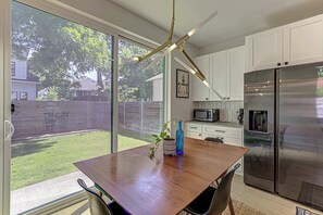 Ferienhaus, Mehrere Betten, Terrasse, Gartenblick (East Austin Serenity) | Speisen