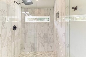 Rumah, Beberapa Tempat Tidur, patio, pemandangan kebun (East Austin Serenity) | Kamar mandi | Pengering rambut dan handuk