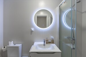 Shower, hair dryer, towels, soap - Atocha Apartment (Madrid)