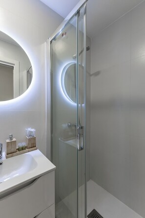 Shower, hair dryer, towels, soap - Atocha Apartment (Madrid)