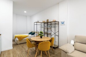 1 habitación, tabla de planchar con plancha, wifi y ropa de cama