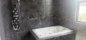 Dusche, Whirlpool, Haartrockner, Handtücher