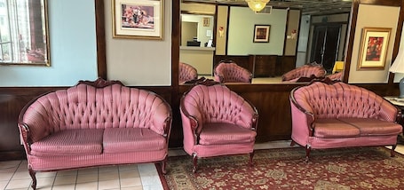 Front of property. Napoleon Inn & Suits