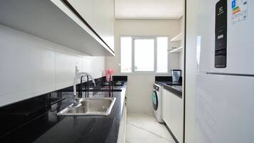 Geladeira, micro-ondas, fogão, talheres/pratos/utensílios de cozinha