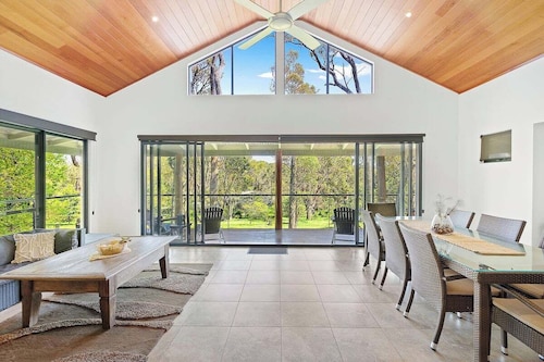 Redgum Treehouse - Luxury home in wine country!