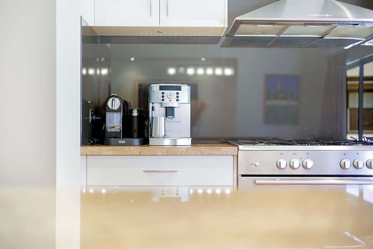 Kaffetrakter/tekoker, kjøleskap, mikrobølgeovn og ovn