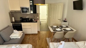 1 bedroom, iron/ironing board, WiFi, bed sheets - Cozy-5 person apartment in Vienna 6- monthly stays only (Wien)