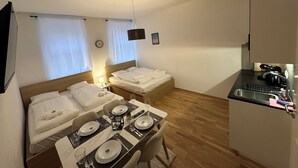 1 bedroom, iron/ironing board, WiFi, bed sheets - Cozy-5 person apartment in Vienna 6- monthly stays only (Wien)