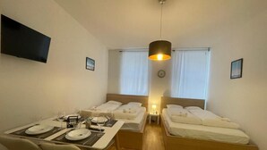 1 bedroom, iron/ironing board, WiFi, bed sheets - Cozy-5 person apartment in Vienna 6- monthly stays only (Wien)