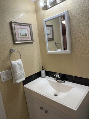 Haartrockner, Handtücher, Seife, Toilettenpapier