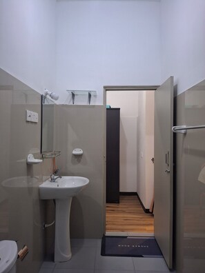 Dusche, Haartrockner, Bidet, Handtücher