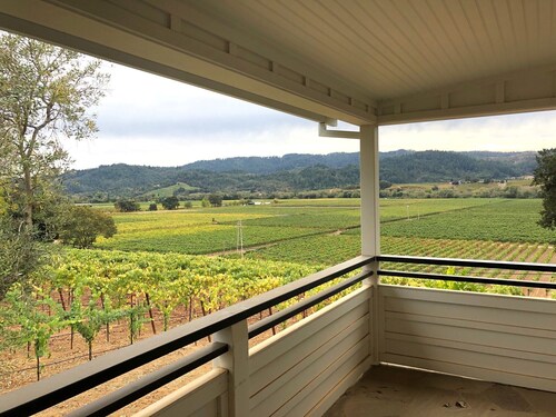 Luxury 2-br cottage on 30-acre vineyard property in enchanting Healdsburg