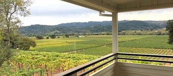 Luxury 2-br cottage on 30-acre vineyard property in enchanting Healdsburg