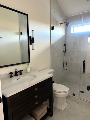 Een douche, een haardroger, handdoeken, zeep