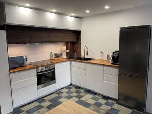 Fridge, microwave, oven, stovetop - Renovated house with all comforts in quiet country setting  (Blacy)