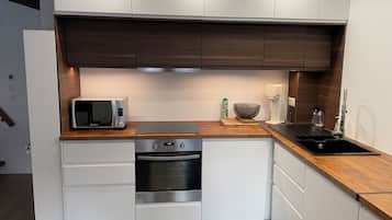 Een koelkast, een magnetron, een oven, een kookplaat