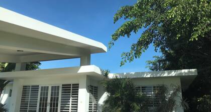 Spacious 4-bedroom house in tranquil Morovis with WiFi, Cable TV, AC rooms.