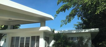 Spacious 4-bedroom house in tranquil Morovis with WiFi, Cable TV, AC rooms.