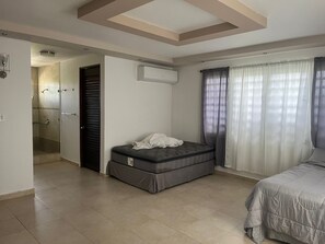 4 slaapkamers, een strijkplank/strijkijzer, wifi, beddengoed