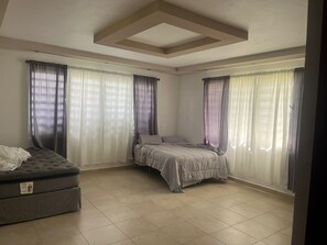 4 habitaciones, tabla de planchar con plancha, wifi y ropa de cama
