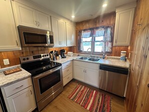 Køleskab, mikrobølgeovn, ovn, kogeplade