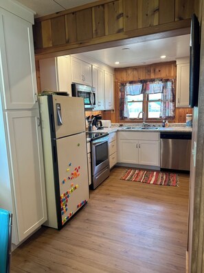 Kjøleskap, mikrobølgeovn, ovn og kokeplater