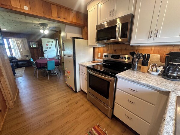 Køleskab, mikrobølgeovn, ovn, kogeplade