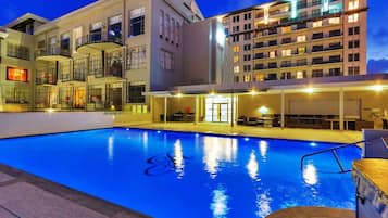 Una piscina techada, una piscina climatizada