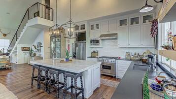 Huis, meerdere bedden, patio (Twisted T) | Privékeuken | Een koelkast, een magnetron, een oven, een kookplaat