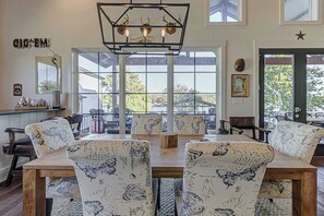 ハウス ベッド (複数台) パティオ (Twisted T) | レストラン