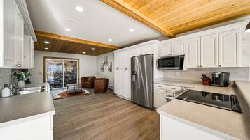 Microondas, horno, parrilla de estufa y lavavajillas