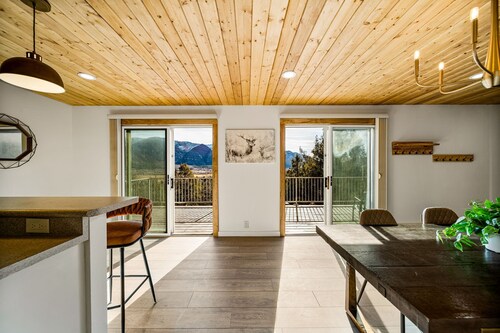 Newly Remodeled Mountain Cabin w/ Epic Views, A/C, Optional Hot tub, 2 Kitchens