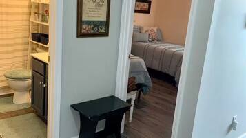 2 habitaciones, escritorio, tabla de planchar con plancha y wifi