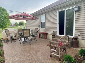 Terrace/patio - Charming 2-bedroom townhome with High Speed wifi and smart TV’s in Radcliff (Radcliff)
