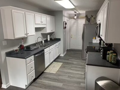 Charming 2-bedroom townhome with High Speed wifi and smart TV’s in Radcliff