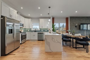 Refrigerador, microondas, horno, placa de cocina