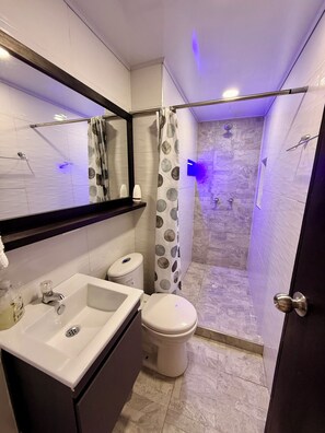 Sèche-cheveux, serviettes fournies, savon, shampoing