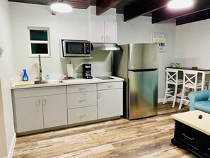 Kjøleskap, mikrobølgeovn, kokeplater og oppvaskmaskin