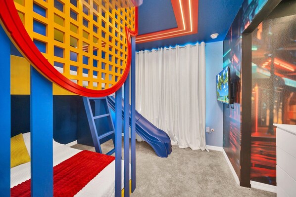 5 bedrooms, iron/ironing board, free WiFi, bed sheets