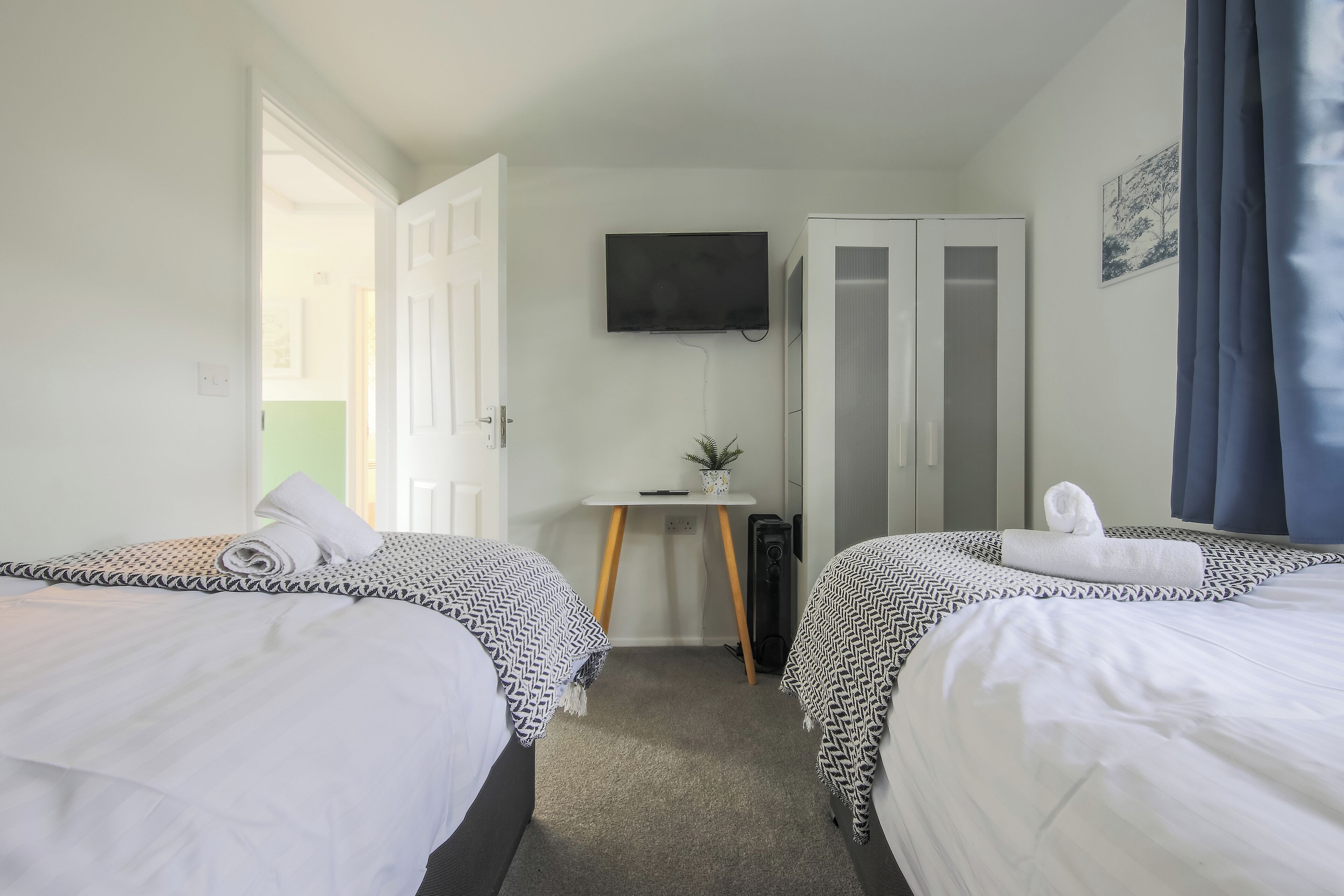 3 soverom, skrivebord, strykejern/-brett og reiseseng for barn